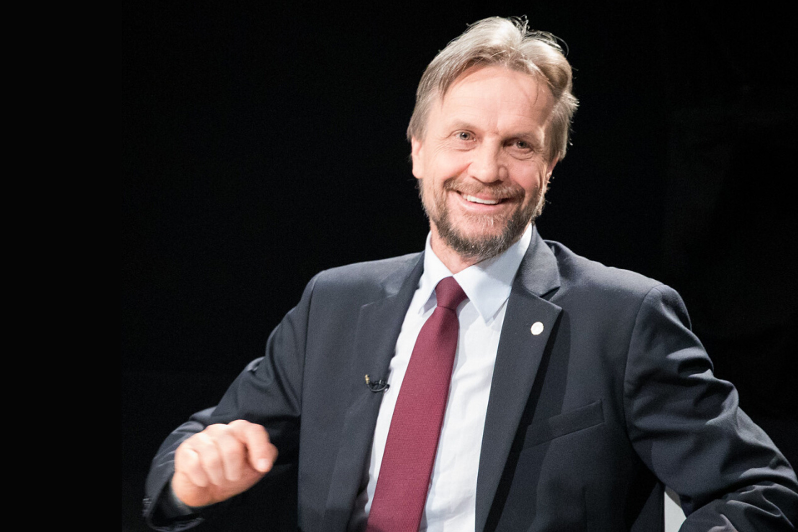 Conforme o deputado Pedro Uczai, o Fundeb aportou em 2019, R$ 157 bilhões em recursos para a educação básica e a aprovação do Novo Fundeb era necessária para garantir a educação 40 milhões de estudantes. Após anos de tramitação, diversas seções, inúmeras negociações, debates e pressão da população, o novo Fundo de Manutenção e Desenvolvimento da Educação Básica (Fundeb) foi aprovado na Câmara dos Deputados Federais. A votação ocorreu na última terça-feira (21), e o novo Fundeb foi aprovado por 499 votos a favor e sete contrários, em primeiro turno e 492 votos a favor a seis votos contrários em segundo turno.  Conforme explica o deputado Pedro Uczai, professor universitário há mais de 30 anos e membro da Comissão Especial do novo Fundeb, o dia 21 de julho ficou marcado pela transformação do novo Fundo de Manutenção e Desenvolvimento da Educação Básica em uma política educacional de Estado.  “Apesar do Governo Bolsonaro ter 'entrado em campo” para tentar atrapalhar a votação e modificar o relatório final da PEC 15/15 com o objetivo de saquear os recursos da educação nós conseguimos aprovar o novo Fundeb na Câmara Federal. Na ocasião ainda derrotamos um destaque, apresentado pelos deputados do partido Novo, que buscava retirar a subvinculação do Fundeb ao pagamento dos salários dos profissionais da educação. Ou seja, nós garantimos  70% dos recursos à remuneração dos professores e funcionários da educação”, destaca Uczai. O Fundo de Manutenção e Desenvolvimento da Educação Básica é formado pela arrecadações de impostos oriundos dos governos municipais, estaduais e federais para destinar à educação pública. O Fundo é responsável por 63% dos recursos investidos na educação básica e atende 40 milhões de estudantes, deste a educação infantil até o ensino médio. O texto aprovado ampliou a complementação da União ao Fundeb de 10% para 23%, aumento que se dará de maneira gradual até 2026, do valor total que os municípios e Estados aplicam na educação básica.  “Com a aprovação do novo Fundeb foi garantido que os recursos destinados à área da educação não possam ser drenados para outros fins, e que ainda a verba que hoje é destinada a alimentação escolar, os livros didáticos e o transporte escolar, continuem sendo financiados pelo novo fundo, pois são programas essenciais para educação básica”, salienta o professor Pedro. A aprovação do novo Fundeb não só garantiu o aumento de recursos para a educação, mas também o futuro de milhões de brasileiros e brasileiras, que acreditam na educação, como ferramenta essencial para a realização dos seus sonhos. “Essa vitória só foi possível por conta da mobilização dos e das estudantes, professores e professoras e sociedade civil, que acreditam na educação pública e de qualidade. Eu não consigo contabilizar o tanto de mensagens que recebi inbox no Instagram, Facebook e WhatsApp, em apoio à votação do novo Fundeb. Foi essa pressão que garantiu a vitória na Câmara dos Deputados”, comemora o deputado Pedro Uczai. Ainda conforme explica o deputado agora é preciso continuar a vigilância para que o Senado Federal vote logo e o Congresso Nacional possa promulgar a PEC 15/15 o mais rápido possível. “Vencemos essa batalha contra o governo Bolsonaro e continuamos sendo resistência. O dia 21 de julho está marcado na história da educação”, afirma o deputado e professor Pedro Uczai.